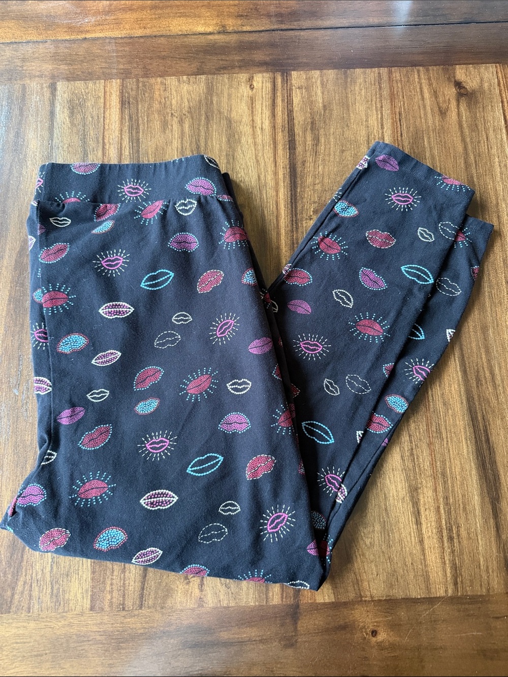 Torrid Black Lip-Print Leggings w/ pockets plus Sz 3